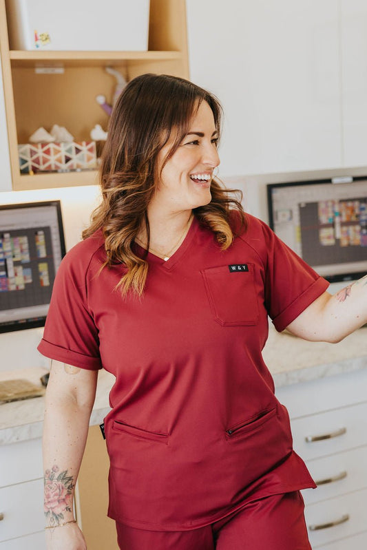 HAUT D'UNIFORME SHEPHERD AVEC POCHES (COL EN V) - BOURGOGNE - WILL&YOU