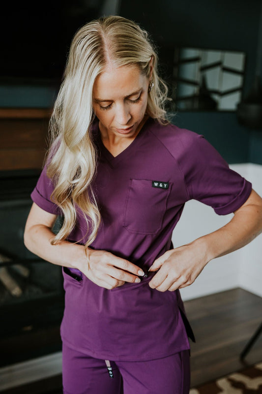 HAUT D'UNIFORME SHEPHERD AVEC POCHES (COL EN V) -RAISIN - WILL&YOU