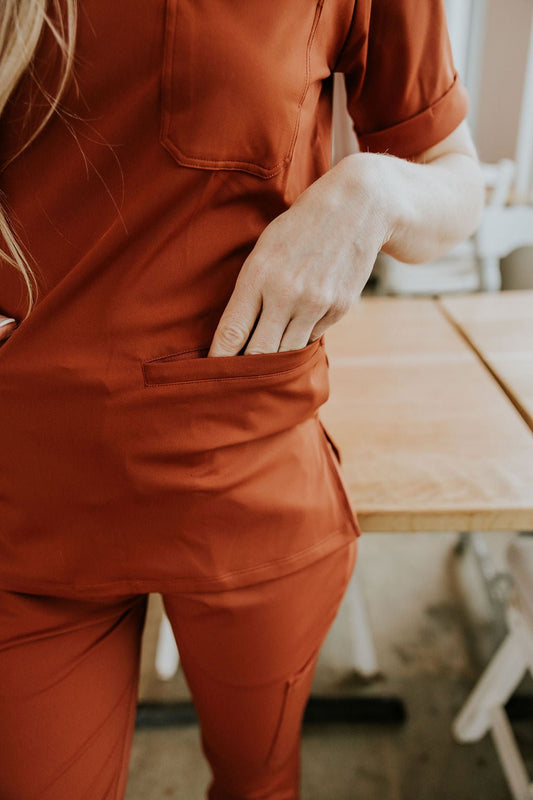HAUT D'UNIFORME SHEPHERD AVEC POCHES (COL EN V) - TERRACOTTA - WILL&YOU