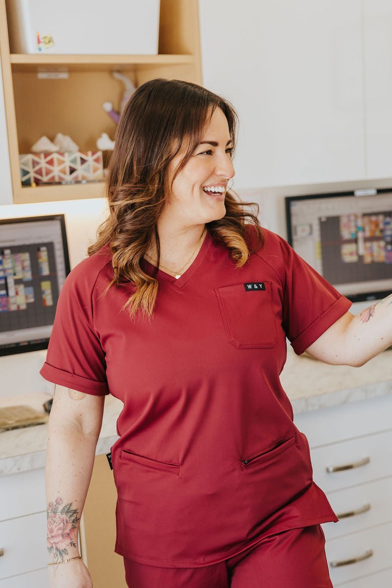 HAUT D'UNIFORME SHEPHERD AVEC POCHES (COL EN V) - BOURGOGNE - WILL&YOU