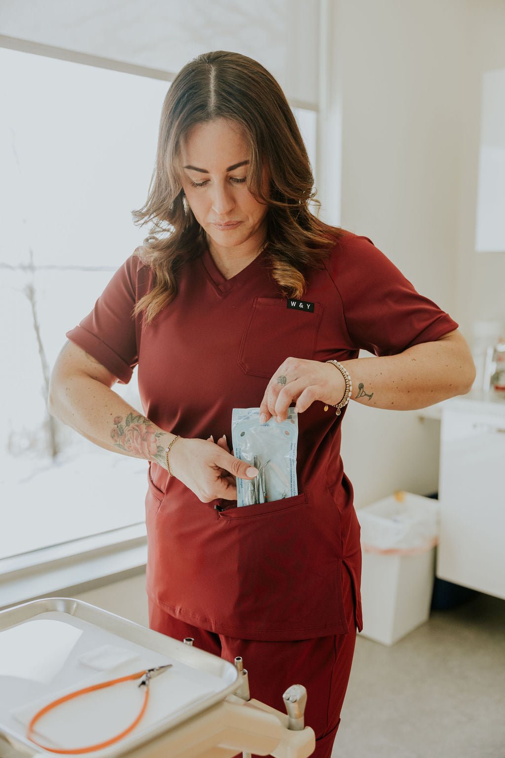 HAUT D'UNIFORME SHEPHERD AVEC POCHES (COL EN V) - BOURGOGNE - WILL&YOU