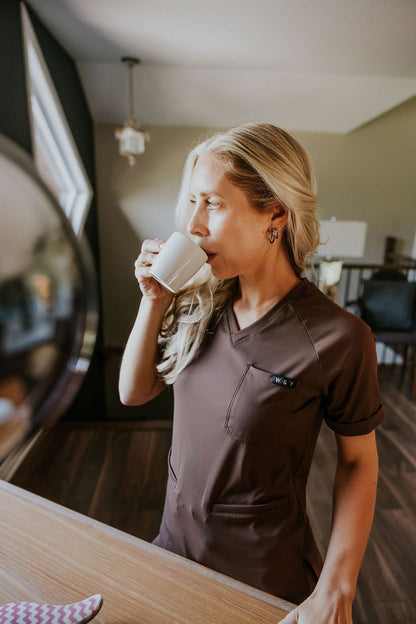 HAUT D'UNIFORME SHEPHERD AVEC POCHES (COL EN V) -ESPRESSO - WILL&YOU