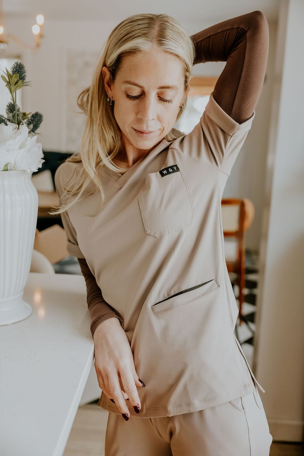 HAUT D'UNIFORME SHEPHERD AVEC POCHES (COL EN V) - GREIGE - WILL&YOU