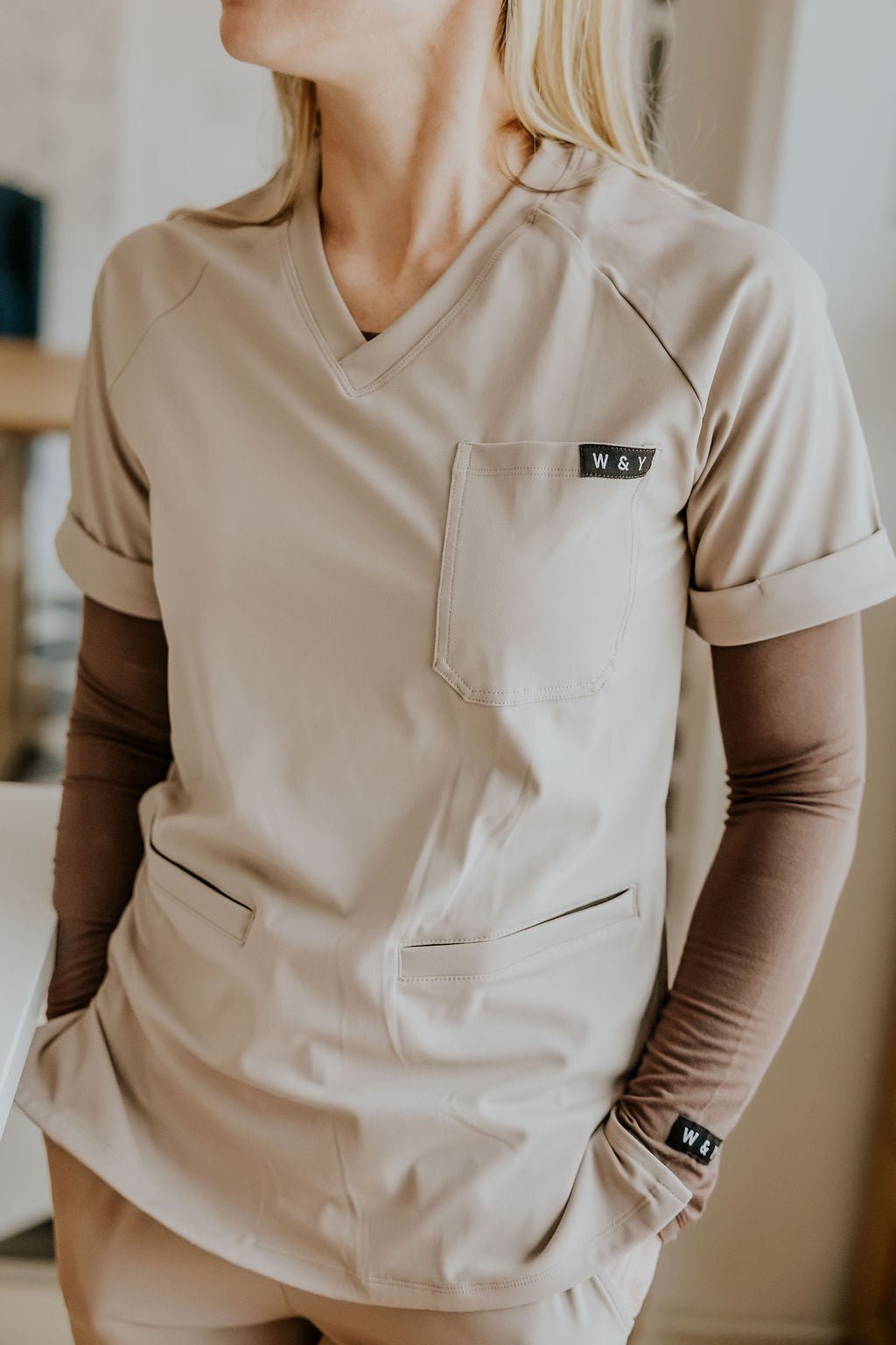 HAUT D'UNIFORME SHEPHERD AVEC POCHES (COL EN V) - GREIGE - WILL&YOU