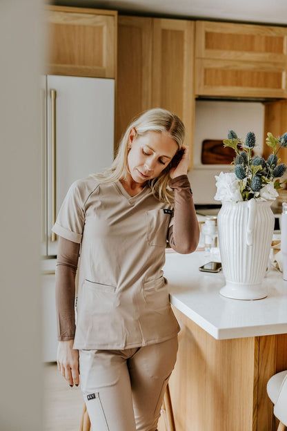 HAUT D'UNIFORME SHEPHERD AVEC POCHES (COL EN V) - GREIGE - WILL&YOU