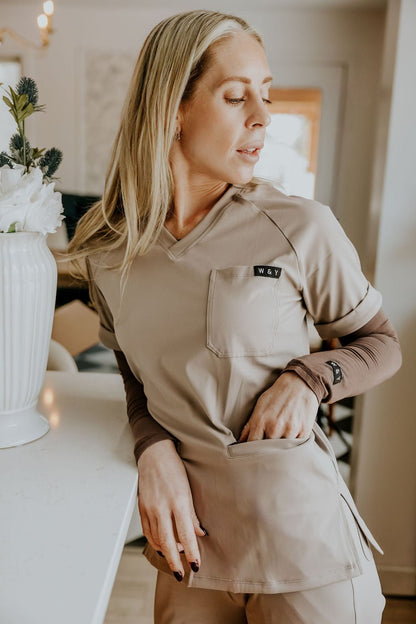 HAUT D'UNIFORME SHEPHERD AVEC POCHES (COL EN V) - GREIGE - WILL&YOU