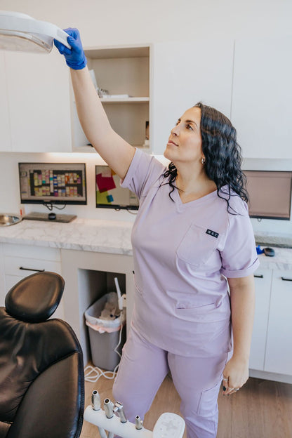 HAUT D'UNIFORME SHEPHERD AVEC POCHES (COL EN V) - LILAS - WILL&YOU