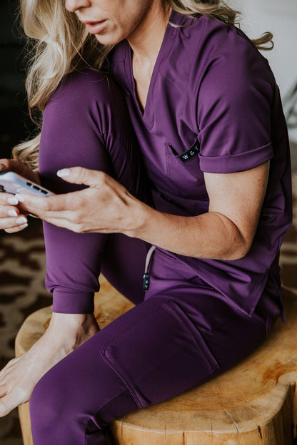 HAUT D'UNIFORME SHEPHERD AVEC POCHES (COL EN V) -RAISIN - WILL&YOU