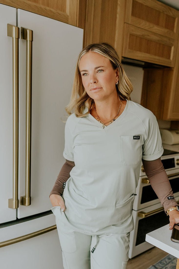 HAUT D'UNIFORME SHEPHERD AVEC POCHES (COL EN V) - SAUGE - WILL&YOU