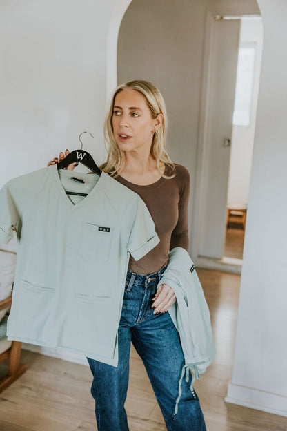 HAUT D'UNIFORME SHEPHERD AVEC POCHES (COL EN V) - SAUGE - WILL&YOU