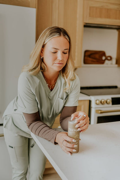 HAUT D'UNIFORME SHEPHERD AVEC POCHES (COL EN V) - SAUGE - WILL&YOU