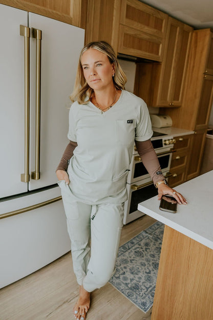 HAUT D'UNIFORME SHEPHERD AVEC POCHES (COL EN V) - SAUGE - WILL&YOU